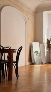 W zgiełku miasta, u nas zaznasz 90 m2 komfortowej przestrzeni mieszkania fabrykanta