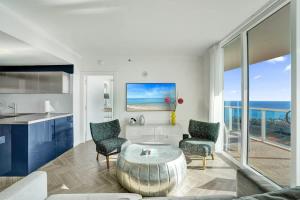 2BR apartment at the Arya Amazing bay views