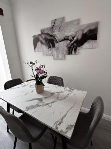 Beautiful Cozy Central Family Guest Home