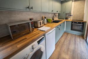 Central Apt , Balcony , Walk to Bars and Shops