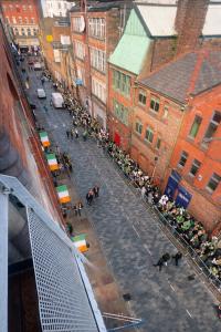 Central Apt , Balcony , Walk to Bars and Shops