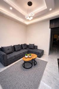 City Escape 3BR Modern Stay with Balcony