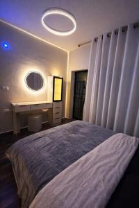City Escape 3BR Modern Stay with Balcony