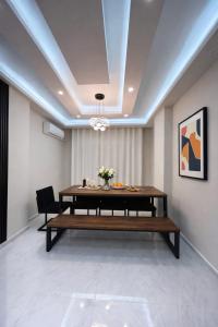 City Escape 3BR Modern Stay with Balcony