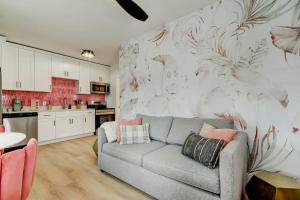 1 block to beach, Pool, bikes, putt putt- triplex