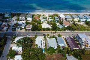 1 block to beach, Pool, bikes, putt putt- triplex