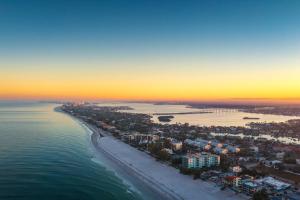 Waterfront Duplex: 3 Blocks to Beach, Hot Tub, SUP