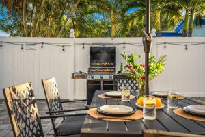 Waterfront Duplex: 3 Blocks to Beach, Hot Tub, SUP
