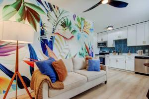 Walk to beach (1 block), pool, putt putt, triplex