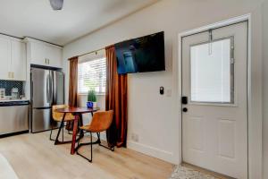 Walk to beach (1 block), pool, putt putt, triplex