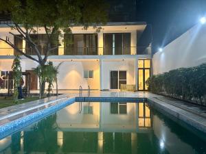 GoBravo Luxe - 6BHK Villa with Private Pool and Garden New Delhi