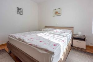 Apartment with A - C in Malinska-Insel Krk 42206