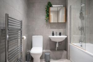 Serviced 2 Bed Brixton Apartment Free Gated Parking Long Stays