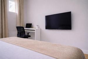 Serviced 2 Bed Brixton Apartment Free Gated Parking Long Stays