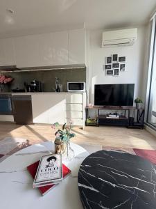 Stylish Designer Stay in Sth Yarra & Balcony Views