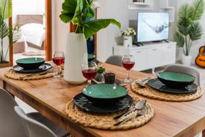 Vollga Promenade Apartments with Full Sea and Old Town View 1