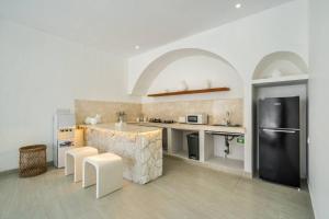 CODYARD LUXURY SUITES, close to Seseh Beach