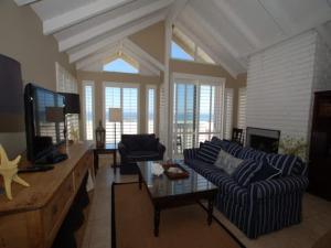3112 W Oceanfront B - 4 Bdr Beachfront Upper Unit With Ocean Views