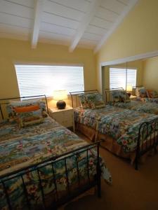3112 W Oceanfront B - 4 Bdr Beachfront Upper Unit With Ocean Views