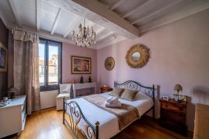 Charming house with intimate garden & Roman plunge pool sleeps 6