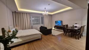 Cozy classic brand new apartment in 120