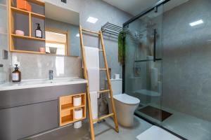 Riara One Residency, afrochic cosy 1 bdr, 1 min walk to Junction Mall, Heated pool, Gym, Play area