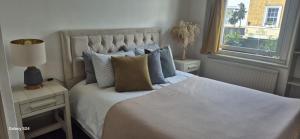 Lovely apartment in Barnes and garage