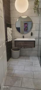 Lovely apartment in Barnes and garage