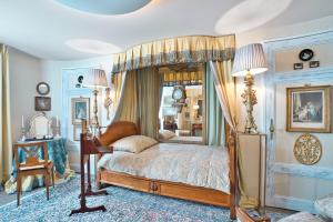Historic Cinema Suite with Private Art Collection - Basel