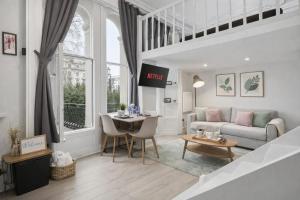 Hidden Flat with balcony in Hyde Park