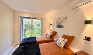 Superbe T2-T3 rénové, bord de mer, piscine, parking privé