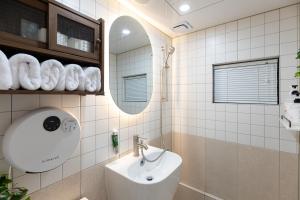Refresh Seongsu 2BR House with Dining Room for 5 Near Seoul Forest Station