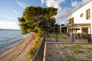 Beachfront Villa La Mer, Veritas - Maid, Babysitting, Breakfast & Boat on Request
