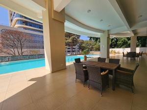 Stunning Central Apartment with Pool & gym