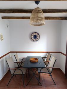 Casa tradicional en pueblo blanco pintoresco - Traditionelles Haus in einem malerischen weißen Bergdorf