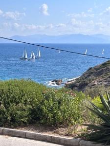 Rafinas PARADISE VIEW!!Walking access to the Port!!! Amazing Seaview!!!Steps from the Beach, 2 min walk!!WIFI 300Mbps! The Lux Seaside Retreat!