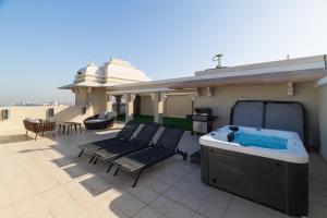 Fully-equppied studio with private beach and pool