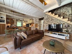 Renovated stone house, quiet, with view, pool