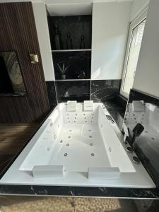 Suite Prestige avec Spa Privatif - Sauna & Balnéo