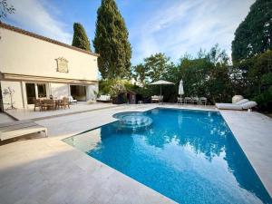 B077 Superbe villa avec piscine centre de Cannes