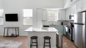 Landing Incredible 1BD Pool Gym