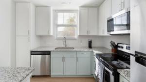 Landing Incredible 1BD Pool Gym