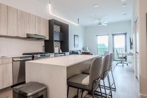 Landing Spectacular 1BD Gym Courtyard