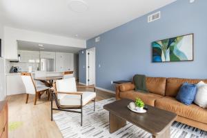 Landing Beautiful 2BD Rooftop Lounge Game Room