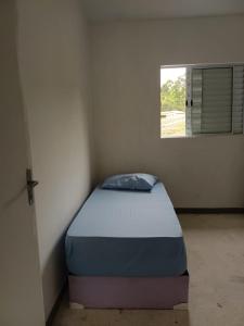 Casa nova em área rural ideal para quem procura tranquilidade fica na Estrada do Pesqueiro a aproximadamente 20 km do centro e do parque de eventos de Extrema mais ou menos a 30 minutos de carro por um acesso todo asfaltado