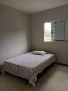 Casa nova em área rural ideal para quem procura tranquilidade fica na Estrada do Pesqueiro a aproximadamente 20 km do centro e do parque de eventos de Extrema mais ou menos a 30 minutos de carro por um acesso todo asfaltado