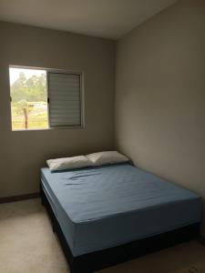 Casa nova em área rural ideal para quem procura tranquilidade fica na Estrada do Pesqueiro a aproximadamente 20 km do centro e do parque de eventos de Extrema mais ou menos a 30 minutos de carro por um acesso todo asfaltado