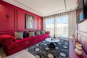 1-Min Walk to Tramway, Central Stay , Parking , Balcony