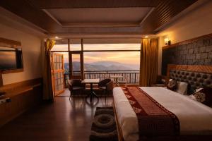 The Valley View By Hamilton Group - A Resort facing towards snow capped mountains