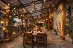 The Valley View By Hamilton Group - A Resort facing towards snow capped mountains